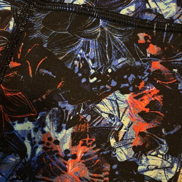 Lululemon wunder under leggings dark floral size 4 28” - Picture 3 of 4